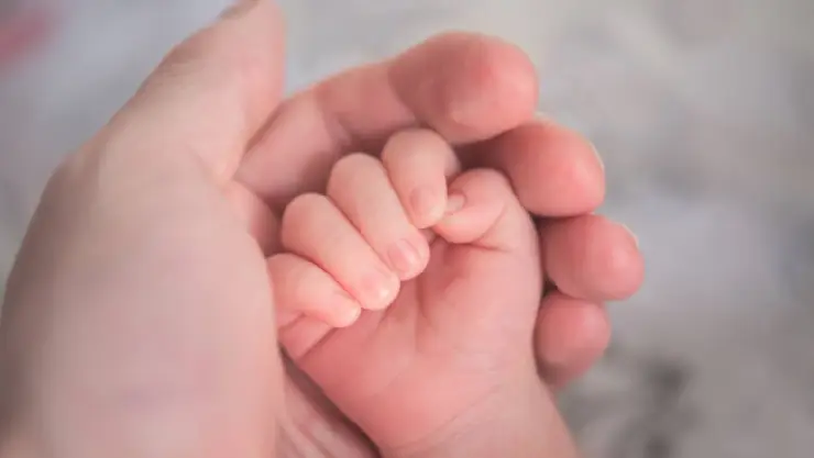 Madre adoptiva olvida a su bebé dentro del auto y muere