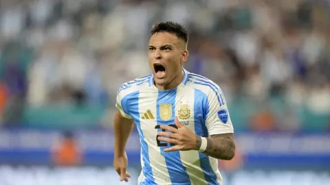 Lautaro Martínez festeja gol de Argentina en la Copa América.jpg