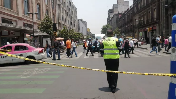 policía de tránsito desviando la circulación