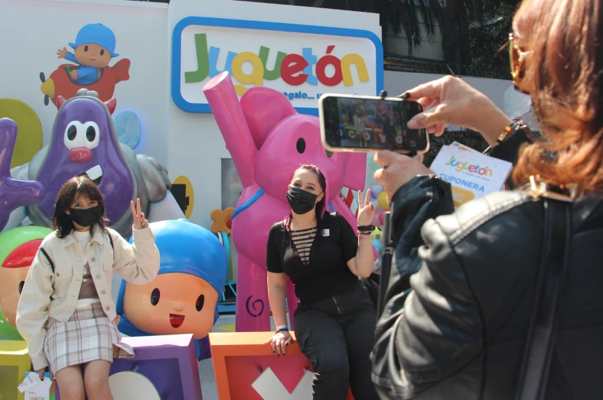 Pocoyo y sus amigos en el gran contenedor del #JuguetónAzteca