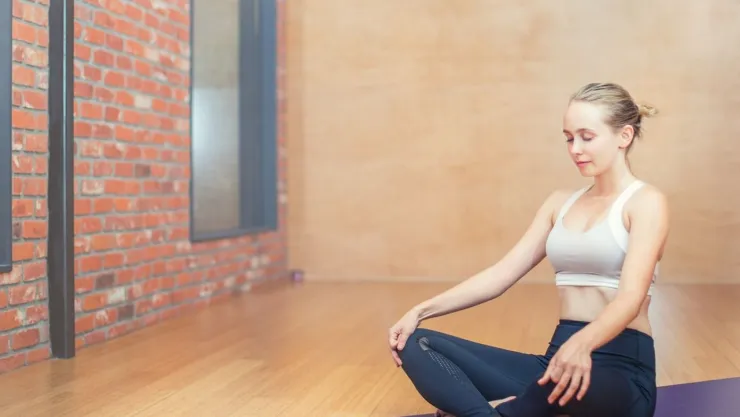 El ejercicio de yoga ideal para fortalecer caderas y rodillas después de los 50