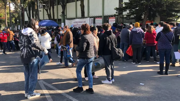 Estudiantes de educaci&oacute;n media superior bloquearon la calzada Chivatito debido a que la solicitud de registro ha tenido varias demoras. 