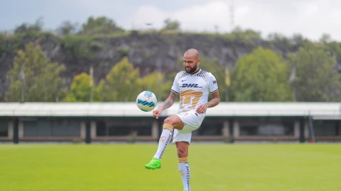 Dani Alves es presentado como jugador de Pumas