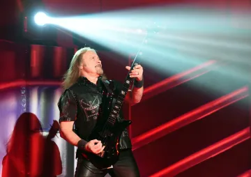 ¡ÚLTIMA HORA! Judas Priest pierde a su legendario bajista Ian Hill tras 57 años de carrera