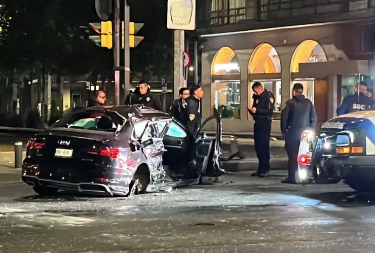 CDMX Destruyen auto de lujo tras chocar con un camión de carga en el Eje 3 y Nuevo León.jpg