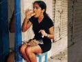 Salma comiendo tacos.jpg