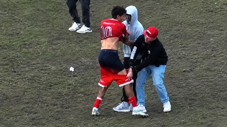 Hinchas roban uniforme a jugadores de Newbery Argentina
