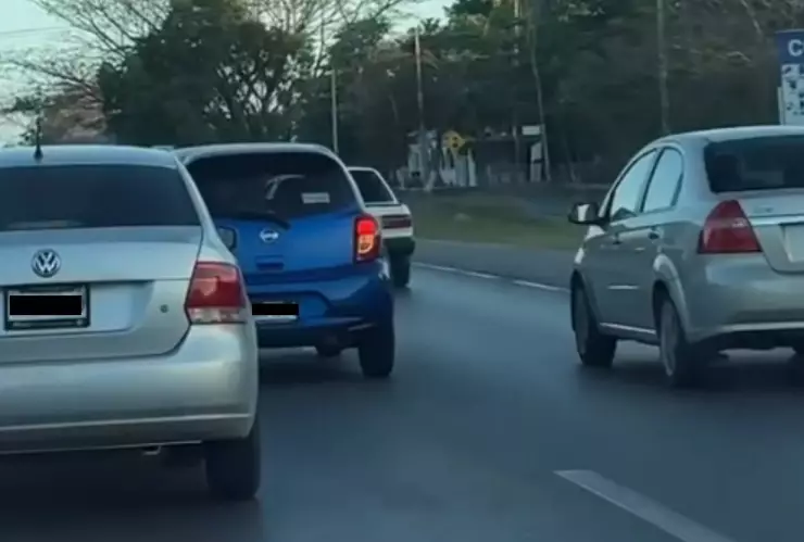 VIDEO_ Automovilistas son captados peleando en el periférico de Mérida, hoy 19 de marzo de 2025