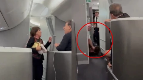 Pasajera intenta entrar en la cabina en pleno despegue.