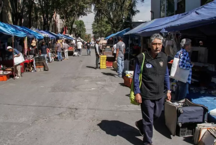 Tianguis objetos antiguos fotografías armas portales CDMX