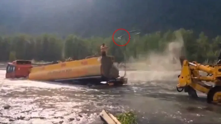 El accidente ocurrió durante las maniobras para retirar un camión varado en un río
