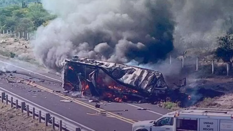 Tragedia en carretera: tráiler se vuelca e incendia y conductor muere calcinado