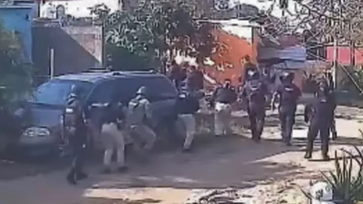 La detención quedó registrada por una cámara de seguridad
