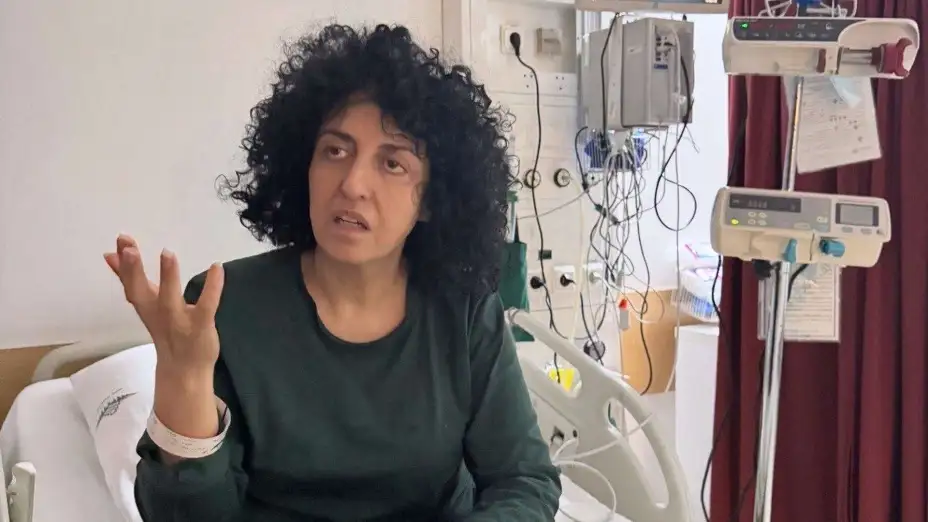 La Nobel iraní Narges Mohammadi en un hospital en Teherán