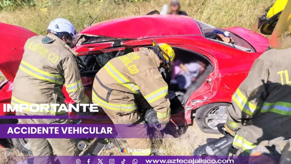 FOTO | Mujer de la tercera edad queda prensada y vehículo quedó destruido por accidente en Tala HOY
