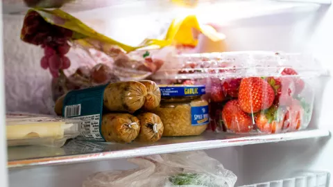 ¿Qué pasa si se guardan los huevos en el refrigerador?