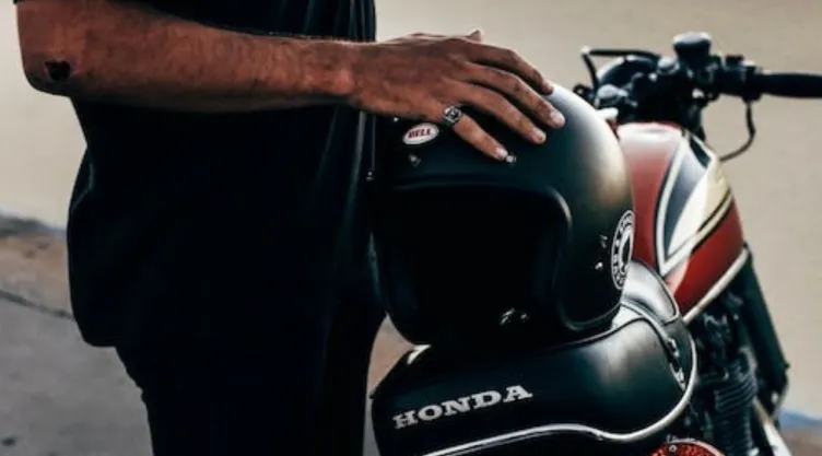 Así puedes conocer la fecha de caducidad de tu casco de motociclista