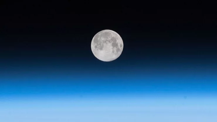 Luna, cola Tierra 2.jpg