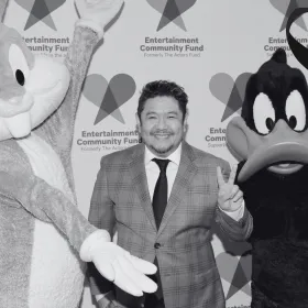 Eric Bauza ¿De qué murió el actor que dió vida a Bugs Bunny y el Pato Lucas.jpg