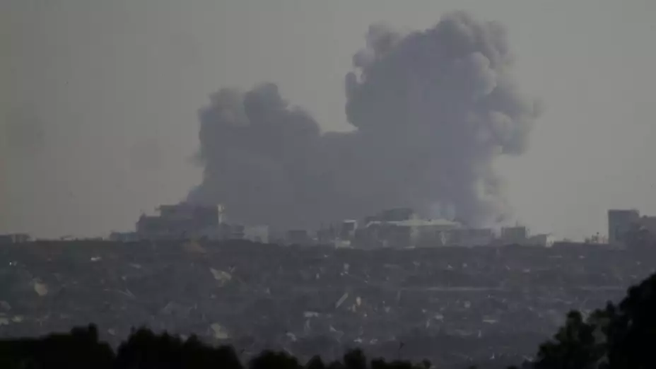 Humo tras bombardeo israelí en la Franja de Gaza.