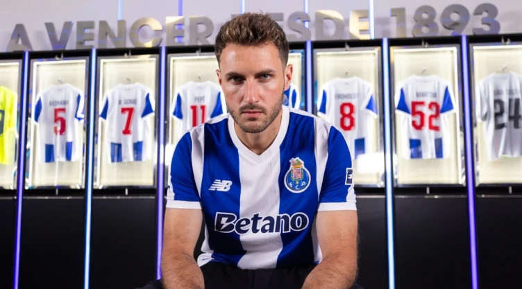 Santiago Gimenez con la camiseta del Porto