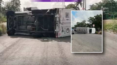 Accidente en la carretera Comalcalco–Cunduacán hoy: Volcadura frente a la UJAT.