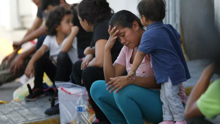 Migrantes esperando en un centro de inmigración en el Puente Internacional I en Nuevo Lared, México, el martes 16 de julio de 2019. Imagen, AP.