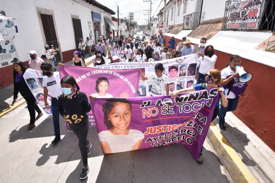 A dos años de la desaparición y asesinato de la niña Ayelin Iczae, feministas, activistas y estudiantes de la Escuela Normal Rural ‘Raúl Isidro Burgos’ de Ayotzinapa, marcharon por las calles de Tixtla para exigir justicia por este crimen.