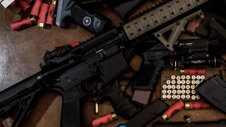 Menor lleva a la escuela un rifle AK-47 de plástico y desata operativo