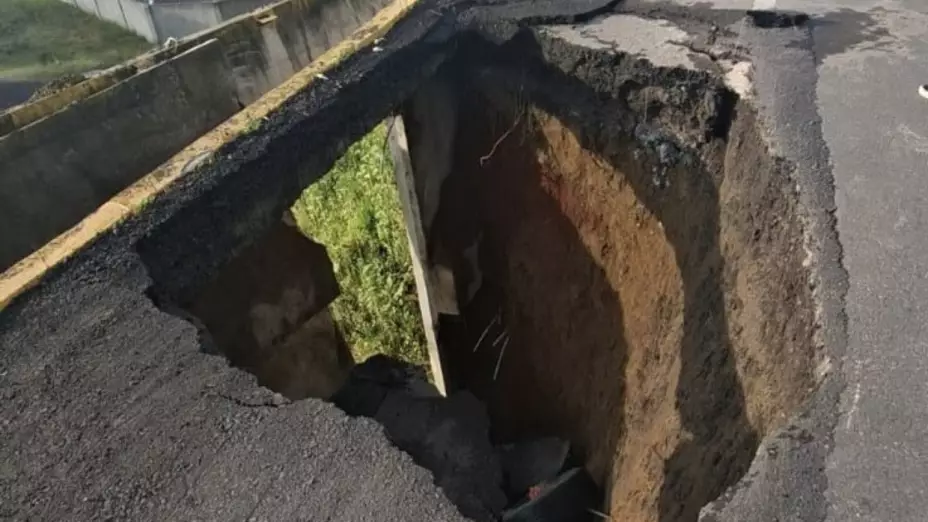 Se-abre-enorme-socavón-en-bulevar-Aeropuerto-Hermanos-Serdán-en-Huejotzingo-Puebla