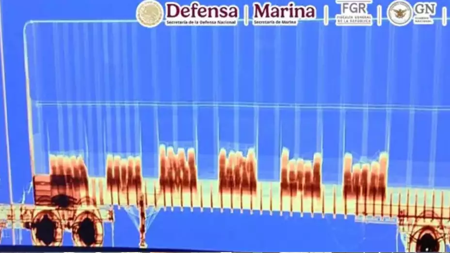Camión revisado con Rayos X en la Garita Otay de Tijuana.jpg