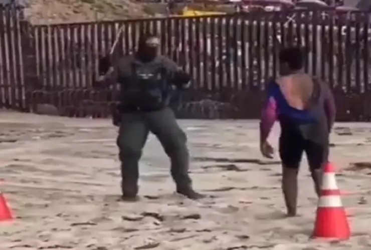 Se pelean agente y coyote