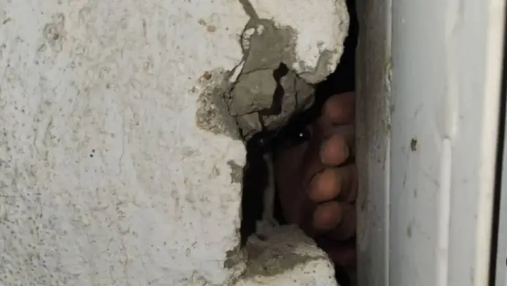 niño encerrado en bodega