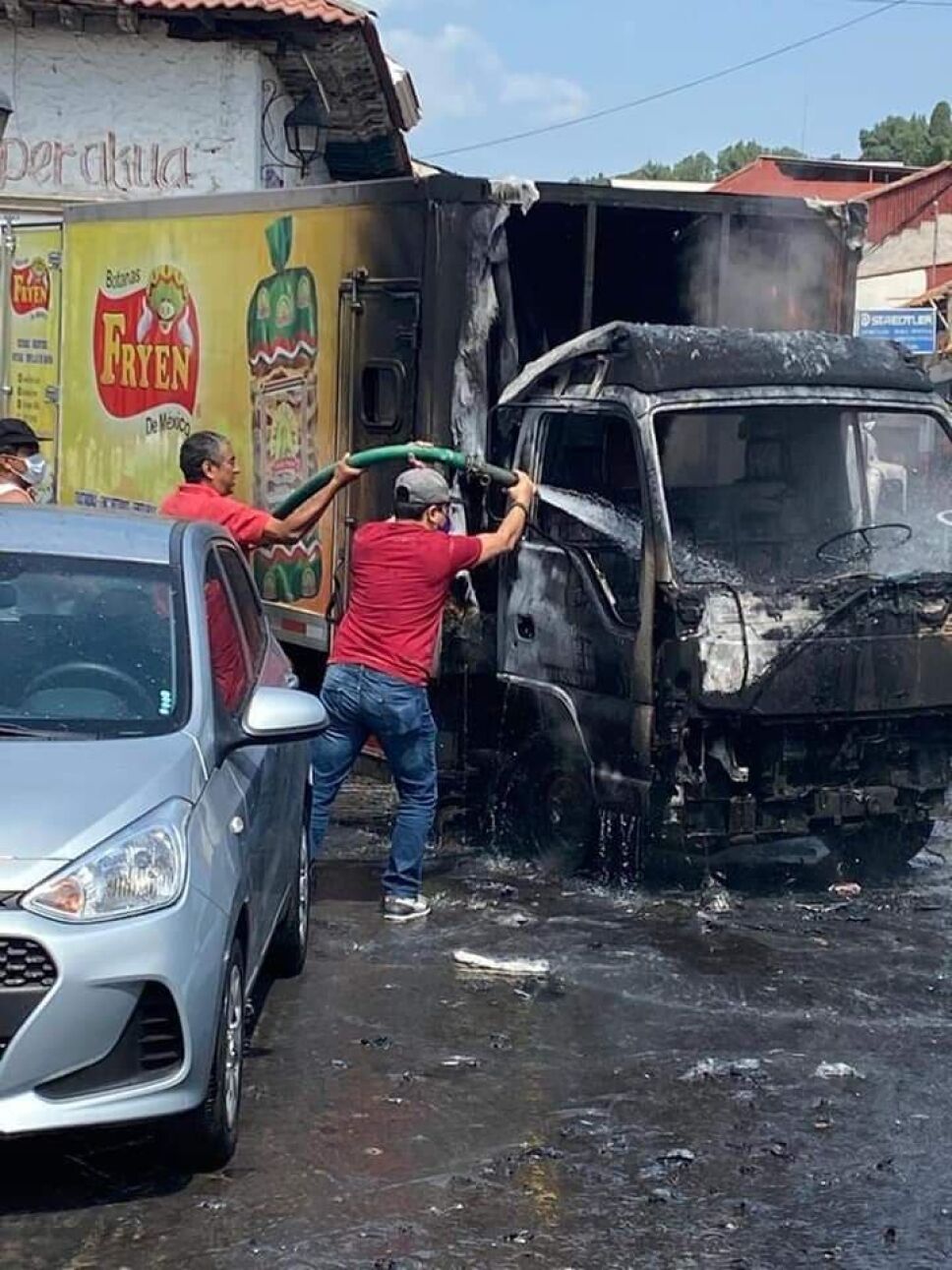 Bloqueos e incendio de vehículos en Uruapan (4).jpg