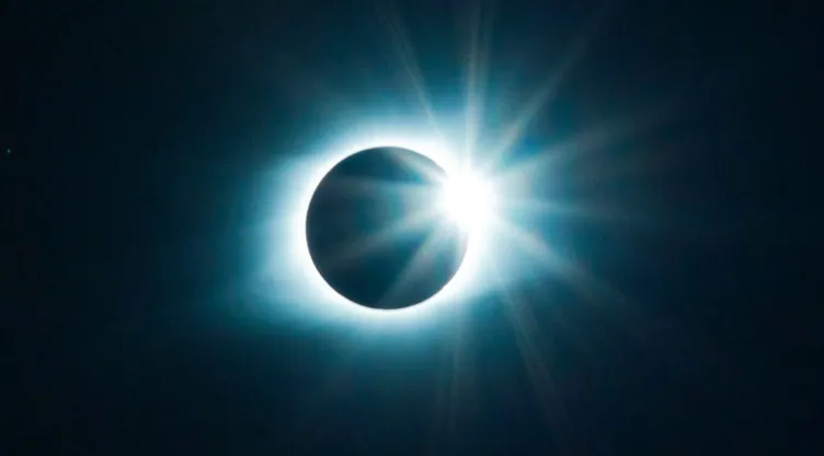 eclipse solar total llegando a su punto máximo