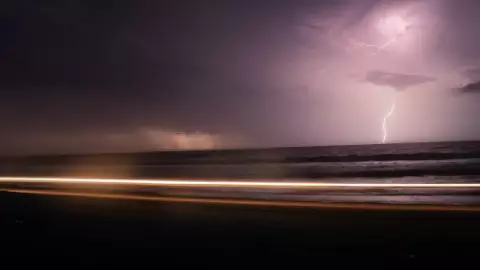 Hombre caminaba bajo la lluvia y muere por impacto de rayo