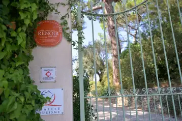 Vista de la entrada al Museo Renoir.