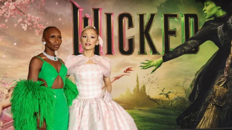 Los miembros del elenco Ariana Grande y Cynthia Erivo en el estreno de la película “Wicked” en el Dorothy Chandler Pavilion en Los Ángeles, California.