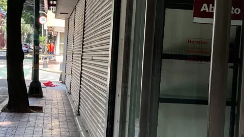 exterior de la casa de empeño, las cortinas están abajo