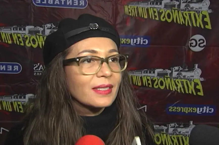 Yolanda Andrade ventaneando