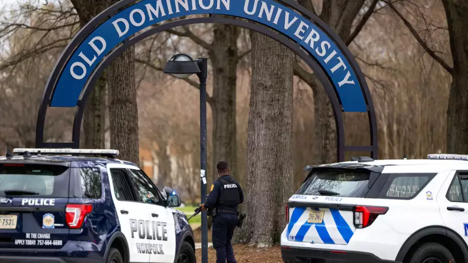 La policía llega a la Universidad Old Dominion tras reporte de un tiroteo.