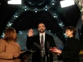 Zohran Mamdani jura como alcalde de la ciudad de Nueva York, flanqueado por su esposa Rama Duwaji y la fiscal general de Nueva York, Letitia James, en la estación Old City Hall, Nueva York