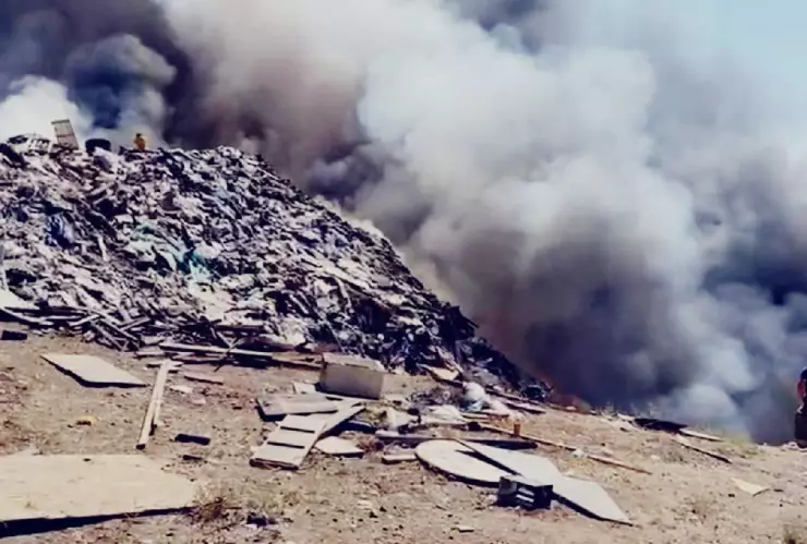 Fuerte incendio en Tijuana en recicladora de la colonia El Realito