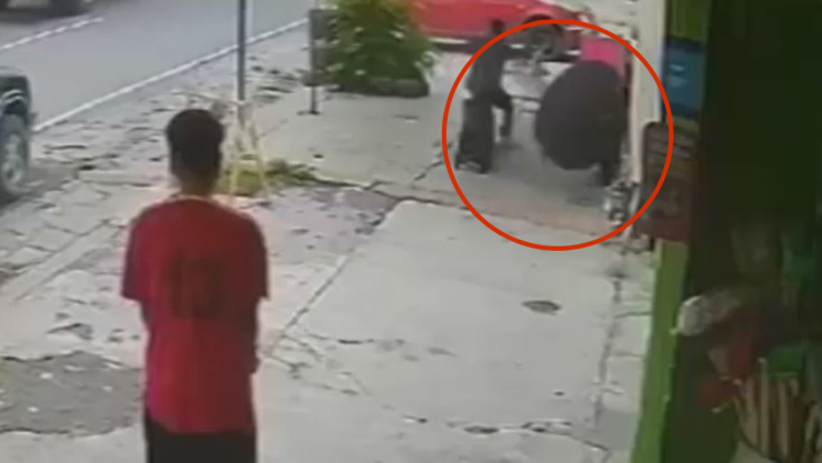Hombre se salva de ser arrollado por una llanta en Monterrey:VIDEO