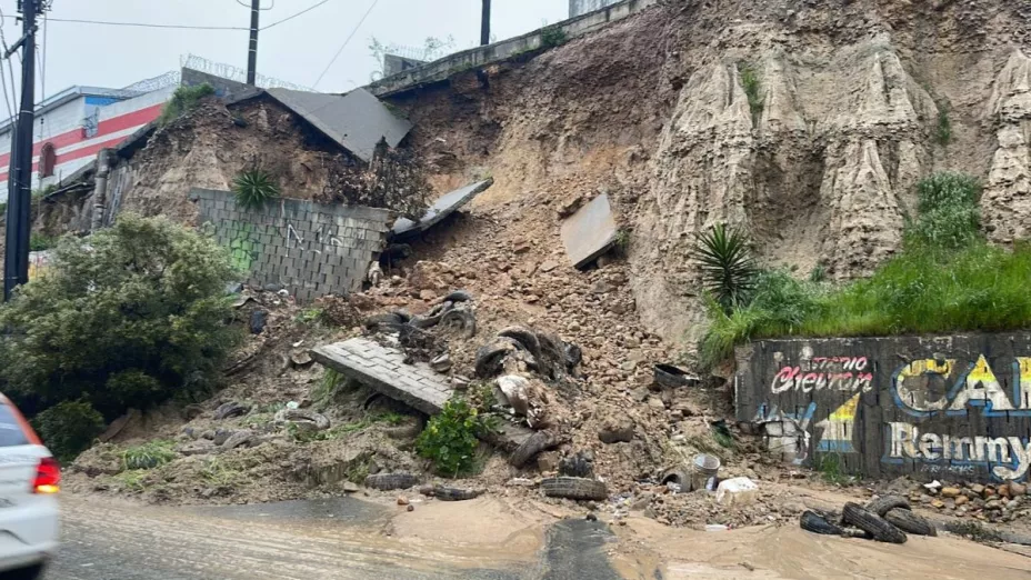 Se cae una barda en Loma Bonita durante las lluvias en TJ