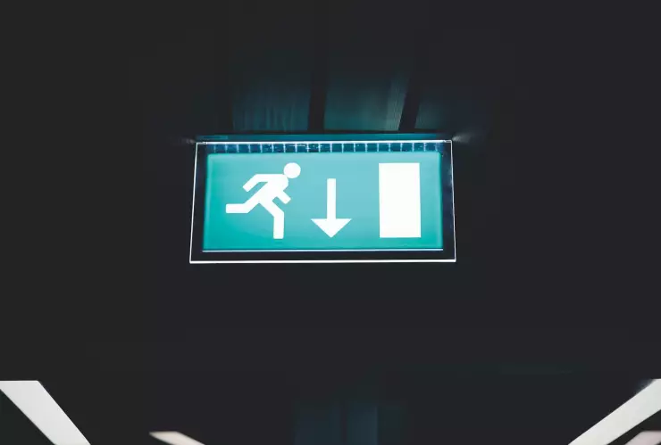 Letrero de ruta de evacuación