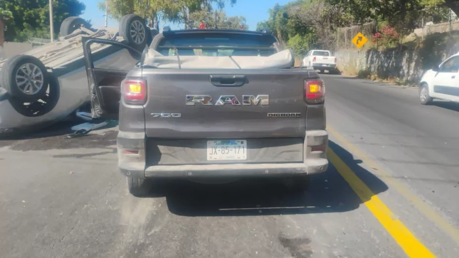 Accidente carretero deja dos lesionados en Jamay; así quedó uno de los vehículos involucrados