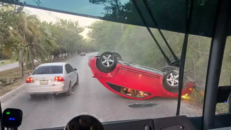 Accidente en Cancún HOY: Vehículo volcado en la Bonampak causa tráfico