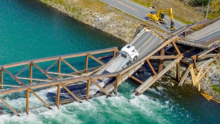 Camión en derrumbe de un puente sobre el río Laagen, en Gudbrandsdalen, Noruega.