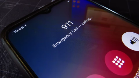 Pantalla de celular que llama al 911